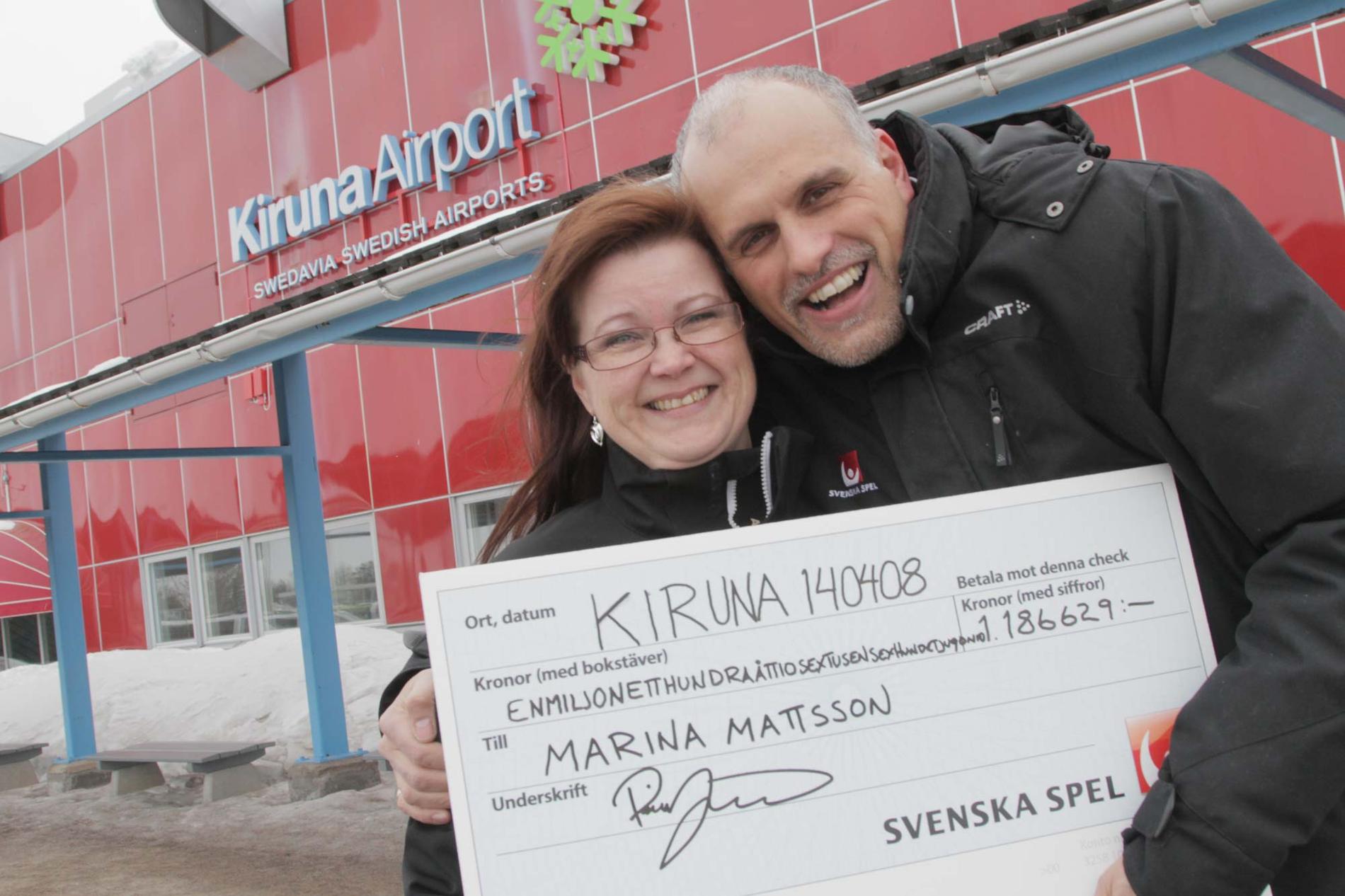Marina Mattsson firar miljonvinsten tillsammans med Svenska Spels vinnarambassadör Pierre Jonsson och vinstchecken.