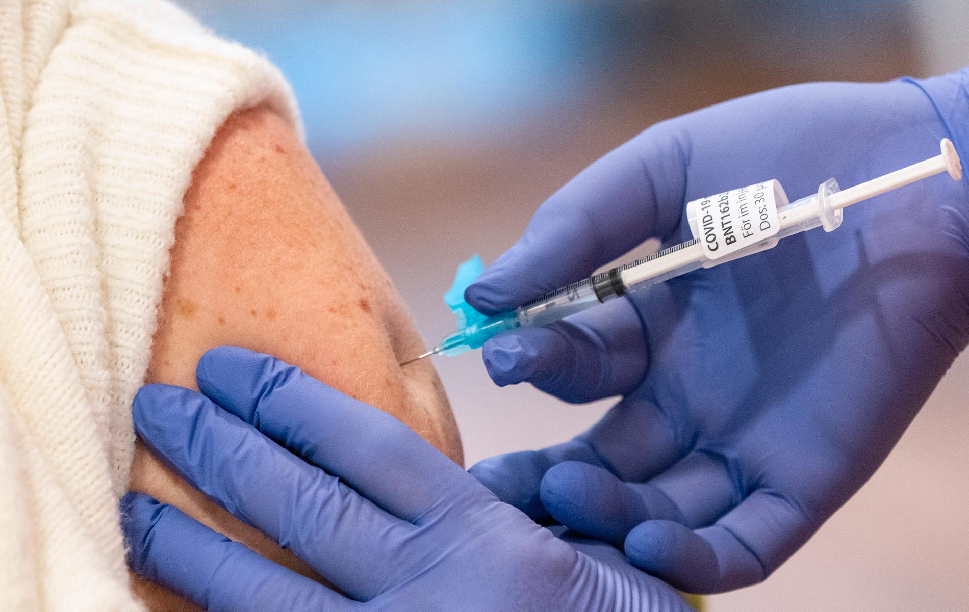 ”Varför har inte covid-19-vaccineringen granskats hårdare?”, skriver Britta Svensson.