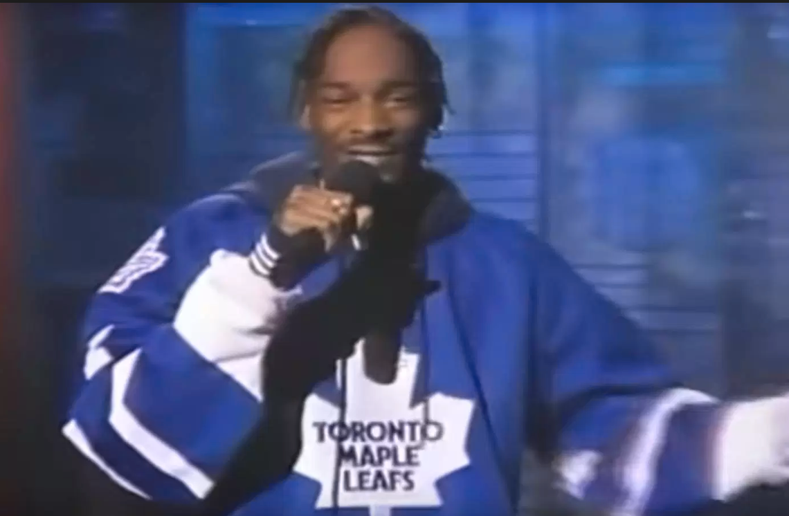 Snoop Dogg i Toronto Maple Leafs-tröjan.