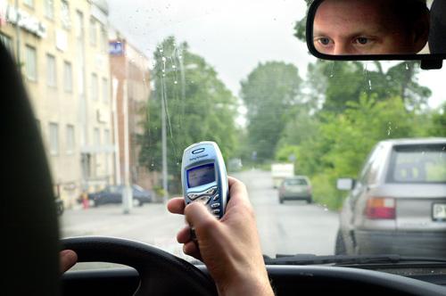 Trots att mobiltelefonanvändning orsakar 10–20 människors död i trafiken varje år, finns i Sverige inget förbud mot att sms:a, surfa eller ringa utan att använda handsfree.