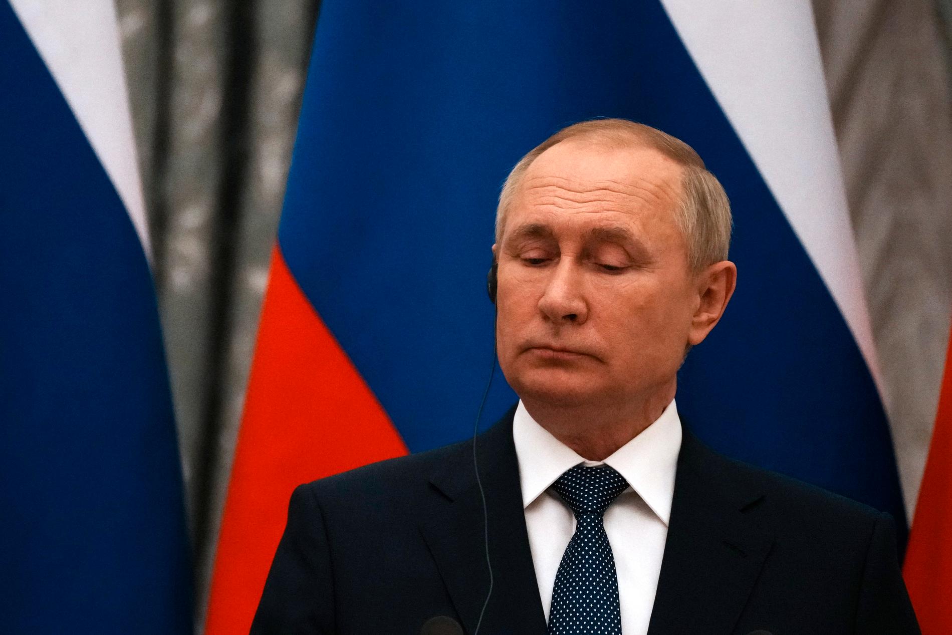 Rysslands president Vladimir Putin under presskonferensen med Frankrikes Emmanuel Macron i måndags.