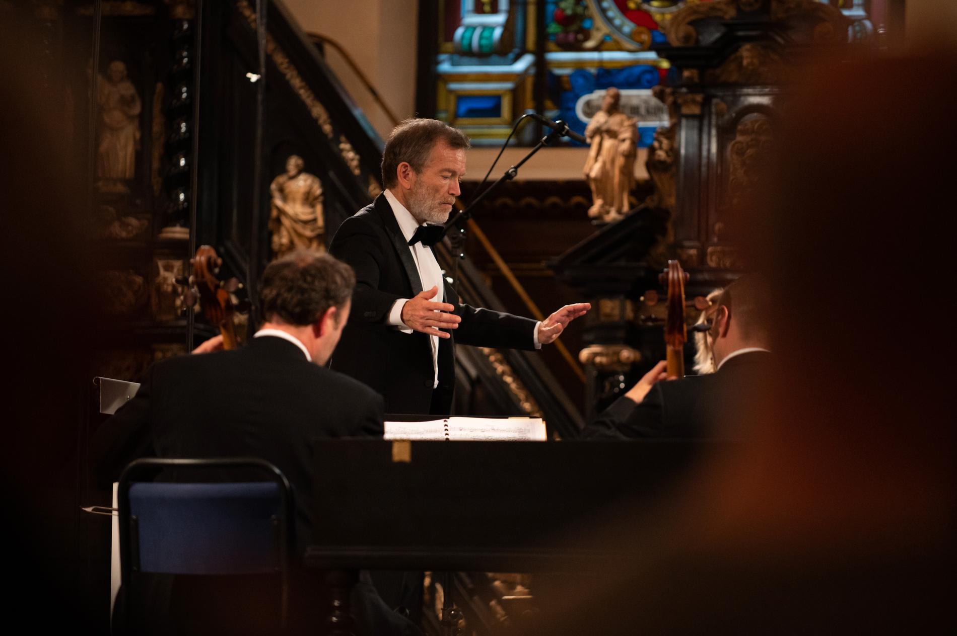 Christophe Rousset dirigerar sin ensemble Les Talens Lyriques i Tyska kyrkan på Stockholm Early Music Festival.