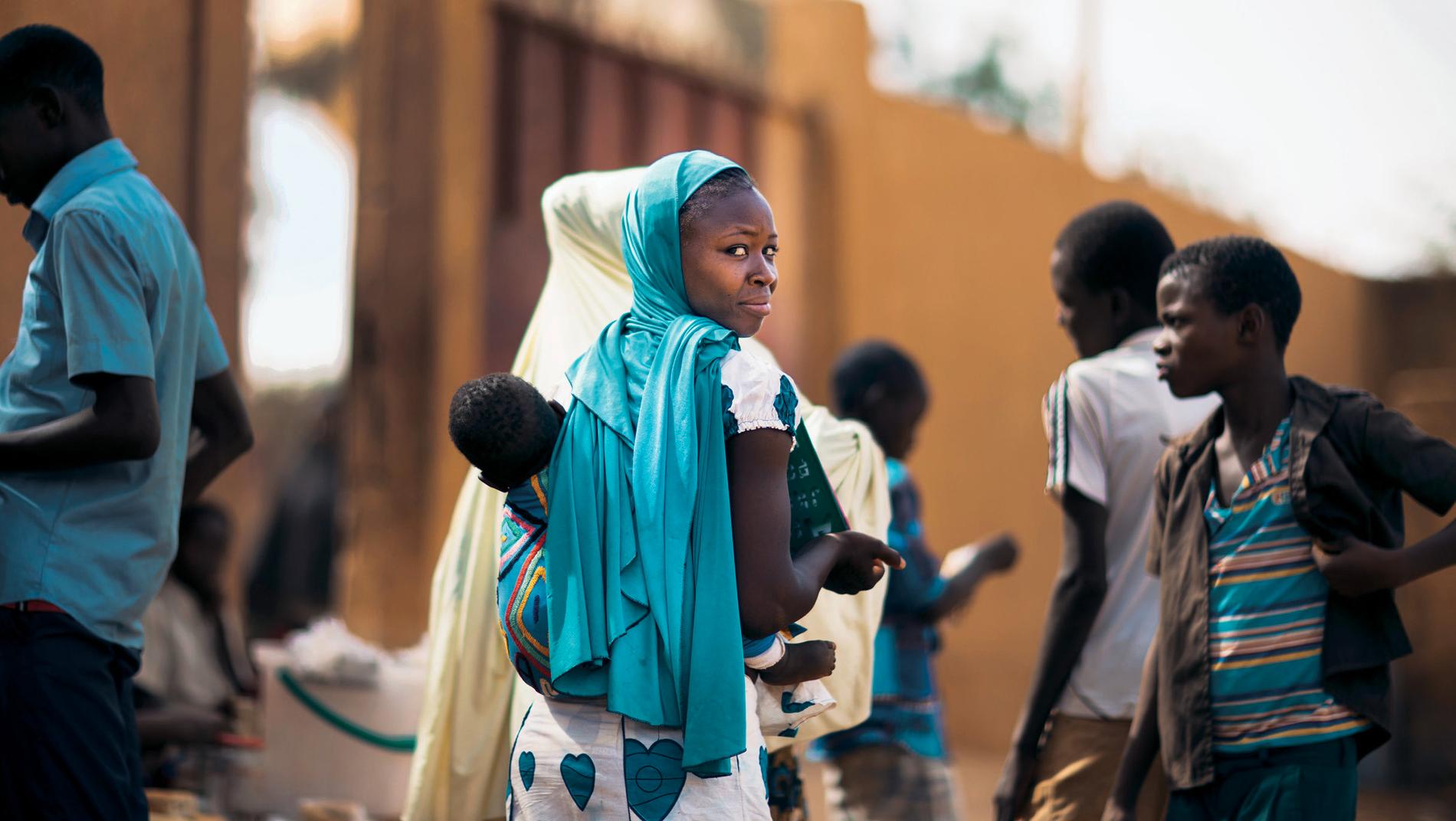 Niger har den högsta fertilitetsgraden i världen. På bilden 19-åriga Hassia bärandes på sitt andra barn som är tio månader gammalt.