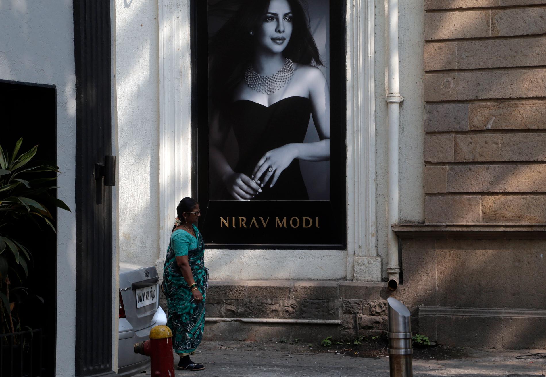 En kvinna går förbi utan en av Nirav Modis juvelbutiker i Bombay, Indien. Arkivbild.