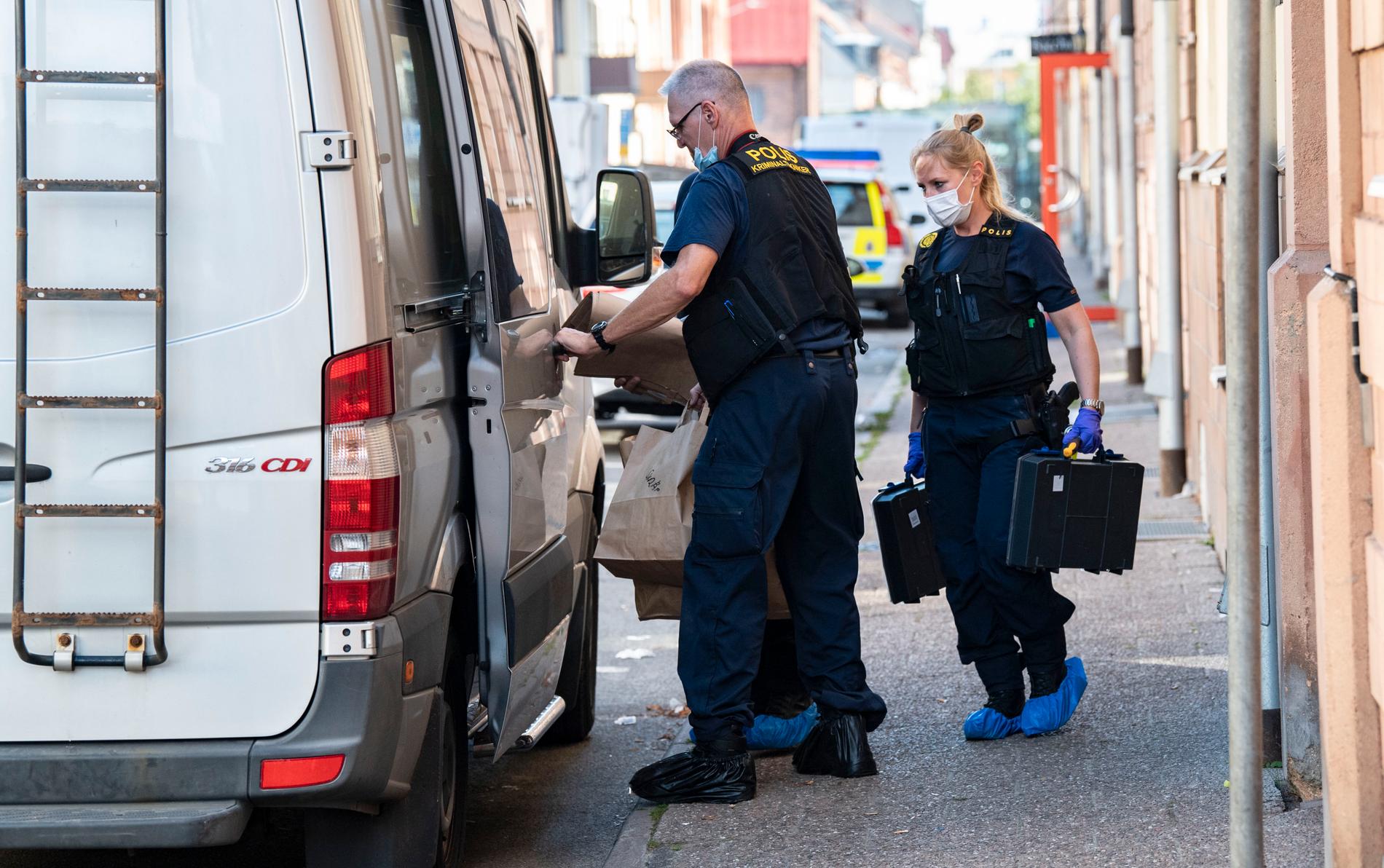Polisens kriminaltekniker under arbetet den 12 augusti på JH Dahlsgatan i Kristianstad där flera personer skadades i ett våldsbrott. Arkivbild.