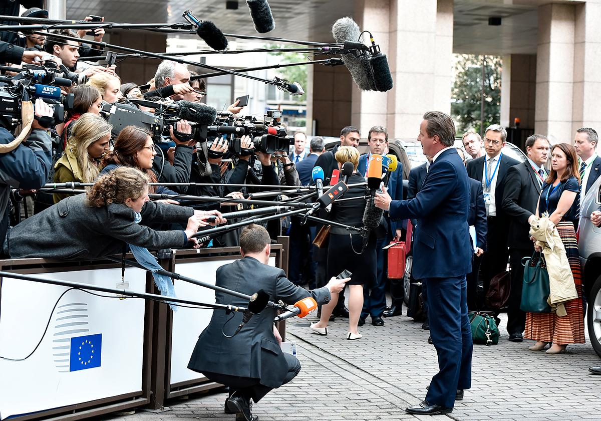 David Cameron talar med pressen.