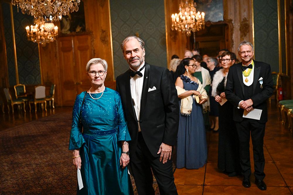 Värmlands landshövding Georg Andrén och diakon Maria Andrén anländer till kungafamiljens Sverigemiddag på Stockholms slott tillsammans med representanter för Värmland. 