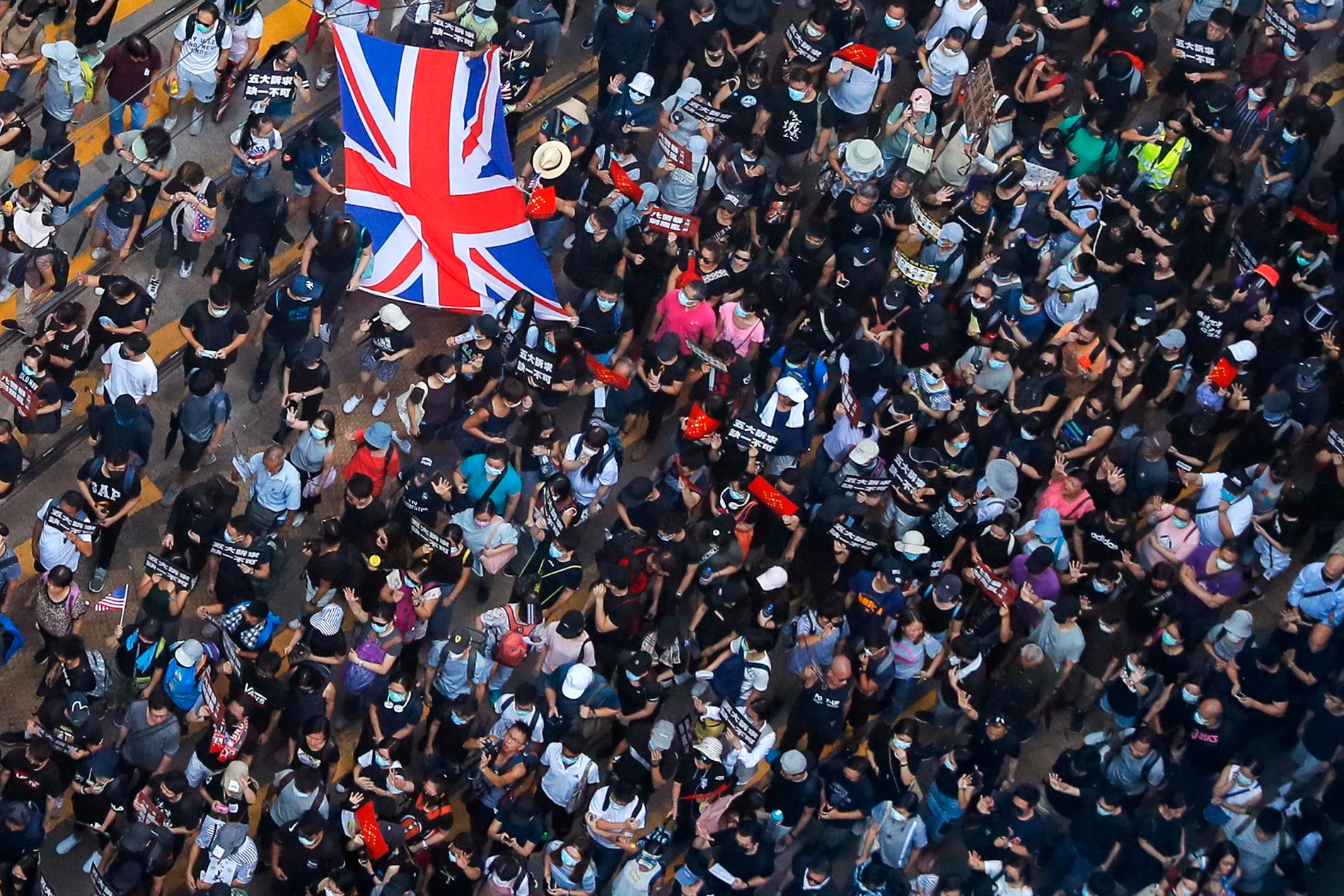 Demonstranter viftade med den brittiska flaggan under protesterna i Hongkong på söndagen.