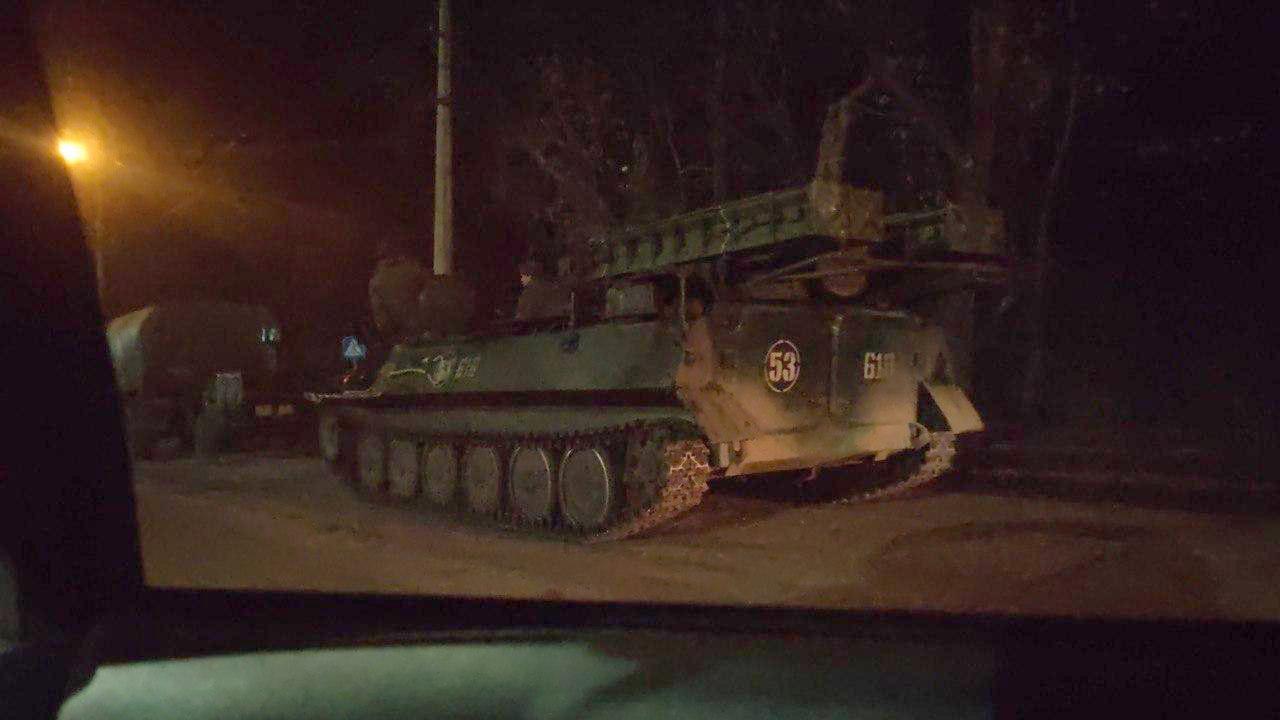 Ryska militärfordon i Donetsk, östra Ukraina.