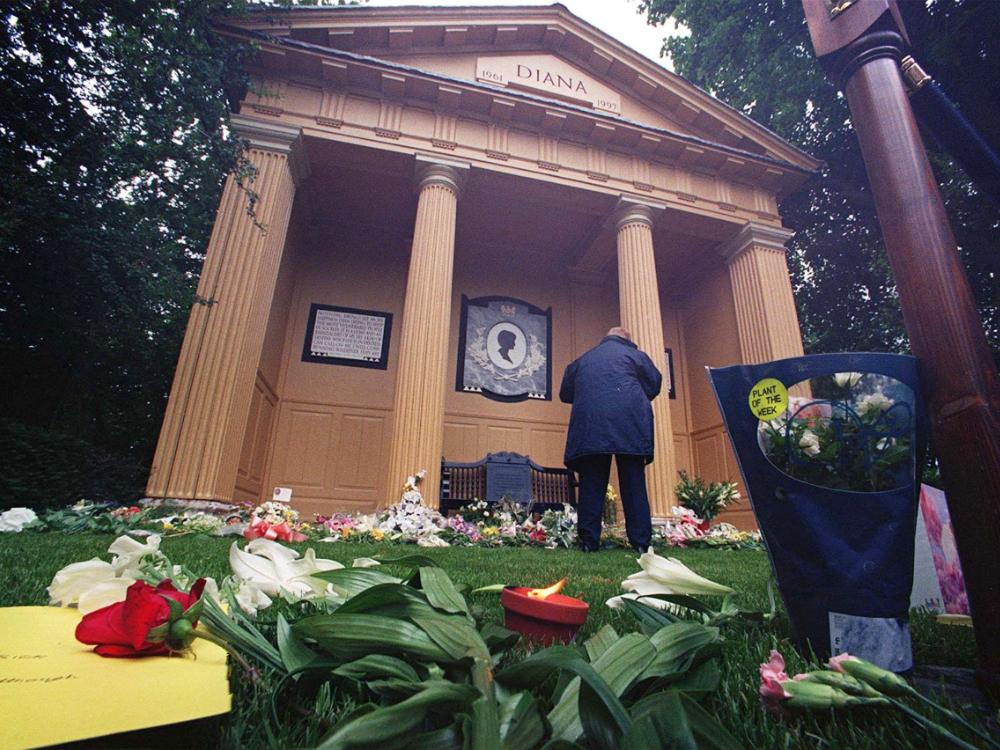 Prinsessan Dianas grav – hedras årligen med blombuketter