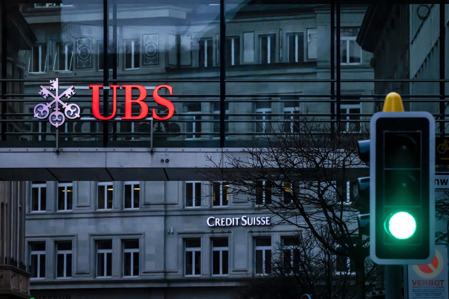 Schweiziska UBS köper upp krisande konkurrenten Credit Suisse.