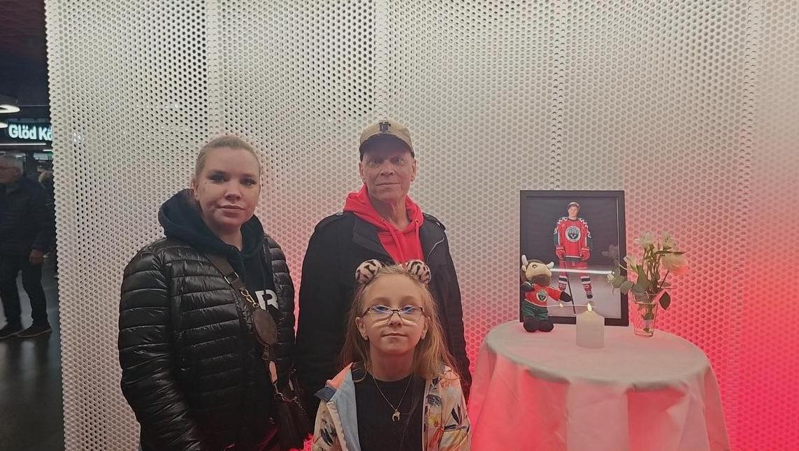 Linnea, Mika och Elsa i samband med att Henriks minne hyllades under en Frölunda HC-match i Scandinavium.