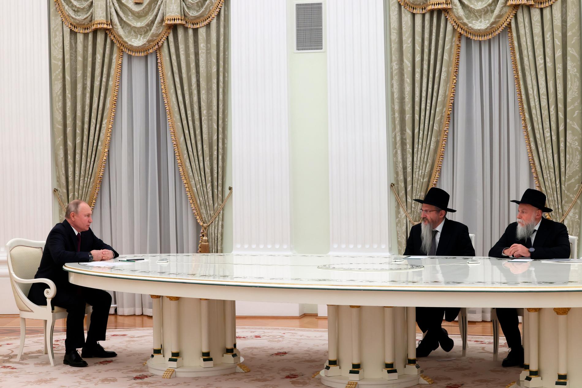 Rysslands president Vladimir Putin (till vänster) med två representanter för Rysslands judiska församlingar och grupper, rabbin Berl Lazar och Alexander Boroda.
