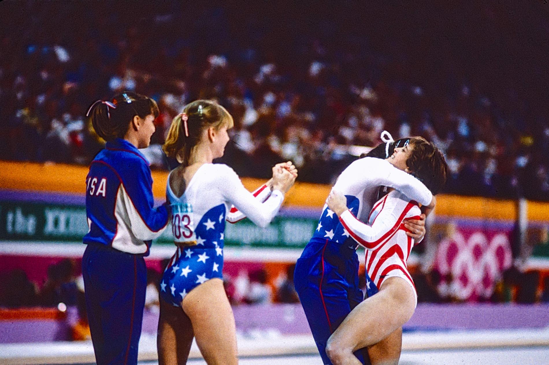 Mary Lou Retton får en kram under OS 1984.