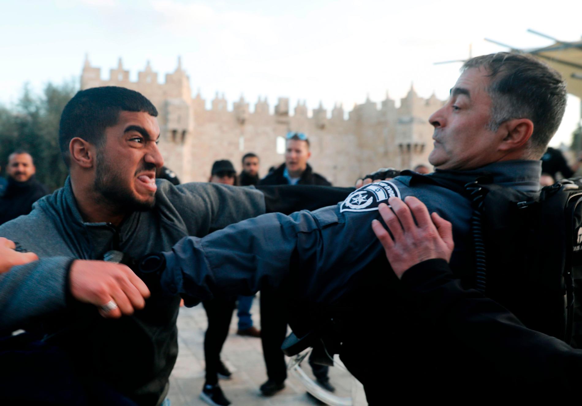 En demonstrant slåss med en israelisk polis i Jerusalem