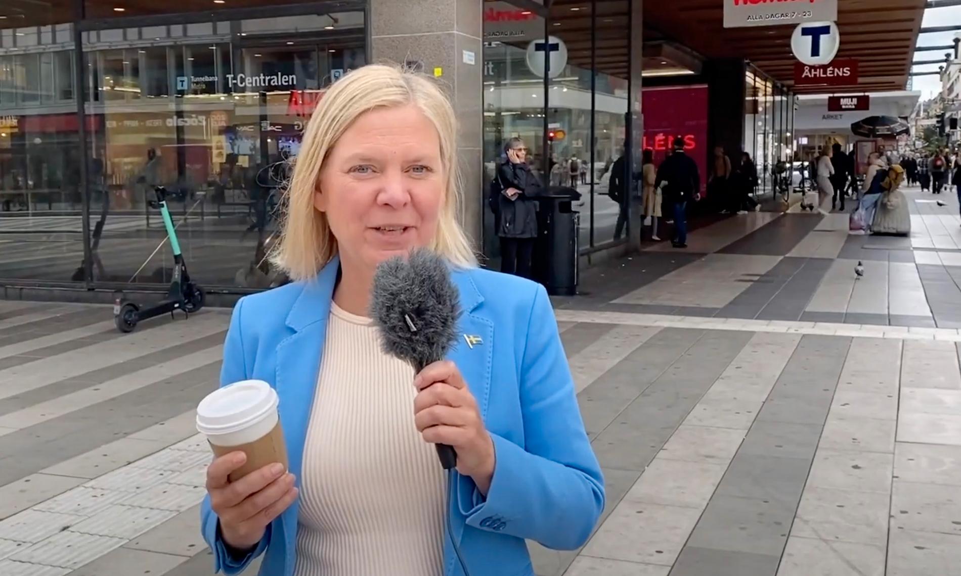 Magdalena Andersson intervjuar unga vuxna på stan på Socialdemokraternas Youtube-kanal.