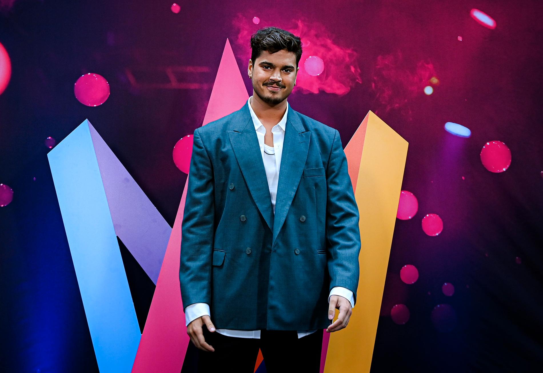 Oscar Zia är programledare för Melodifestivalen 2022.