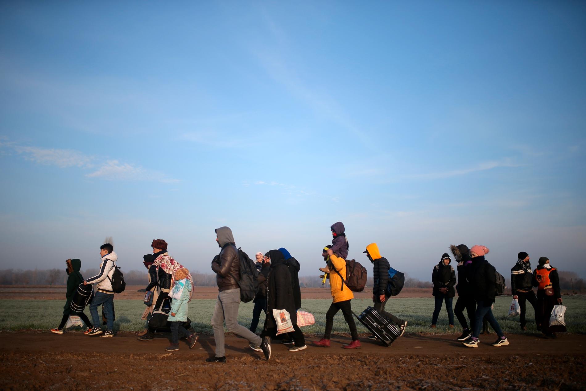 Flyktingar i Turkiet på väg mot gränsen till Grekland.