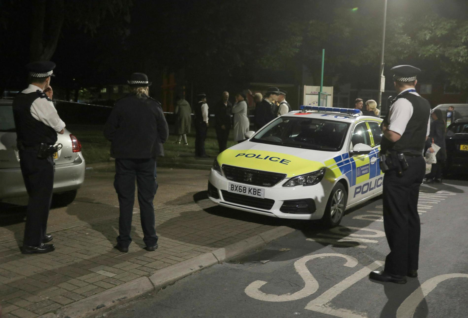 Poliser på plats i Wandsworth i sydvästra London där en 18-årig man knivskars till döds på fredagskvällen.