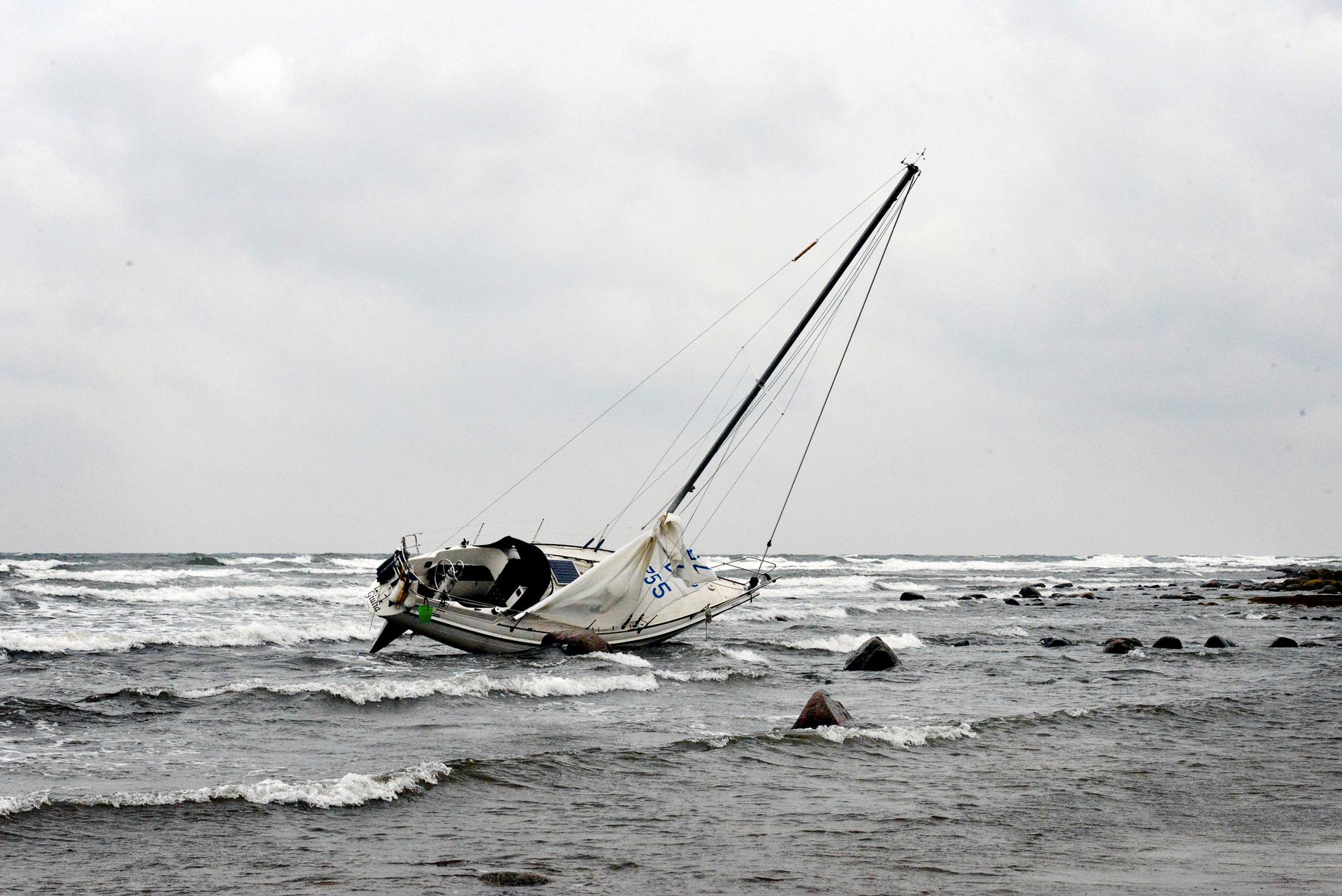 Mannens båt kapsejsade i den hårda vinden.
