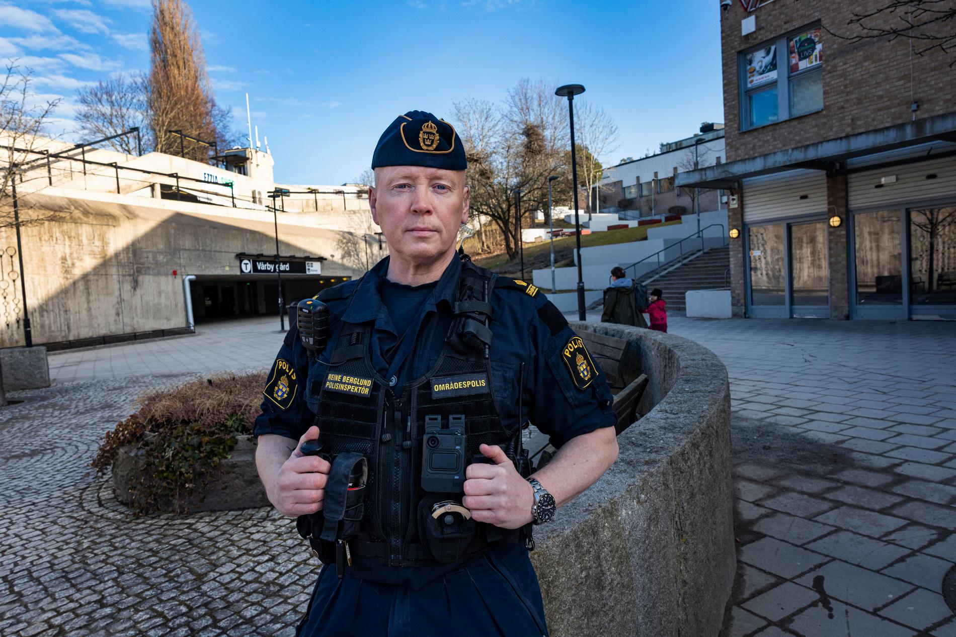 Det finns musik som inte är ”tillåten” av gängen i Vårby, enligt polisen Reine Berglund. 