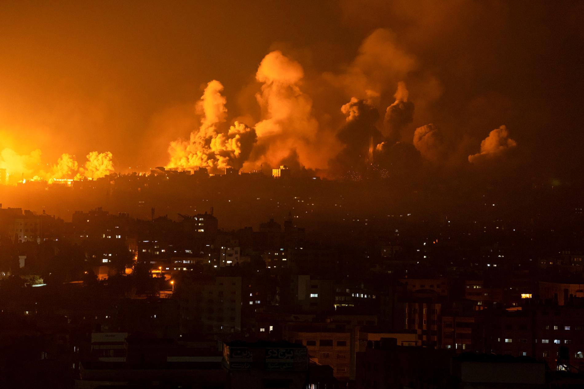 Eld och rök stiger efter Israels flygattacker mot Gaza, den 8 oktober, 2023.