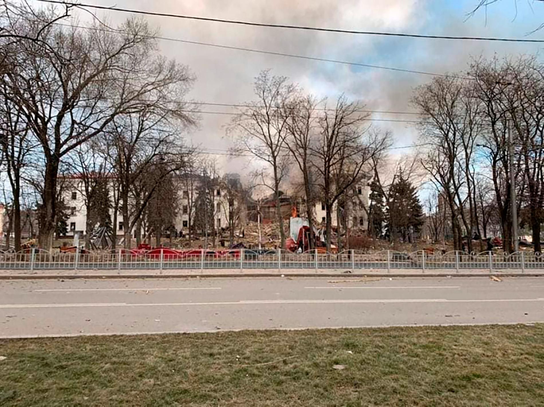 Teatern Drama i Mariupol har bombats av rysk militär, enligt ukrainska myndigheter.