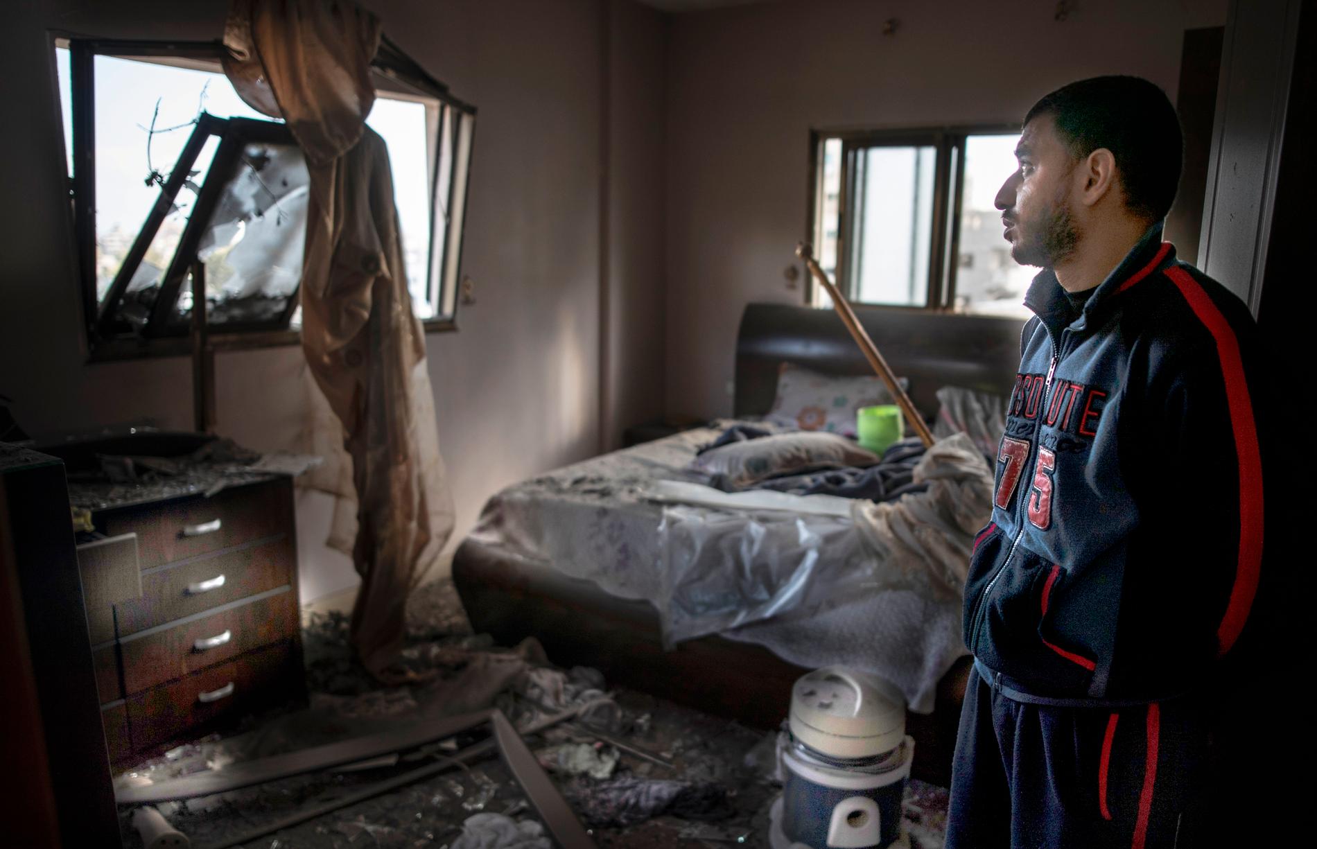 En palestinsk man blickar ut över sitt förstörda sovrum i Gaza City efter tisdagsmorgonens luftangrepp från Israel. 