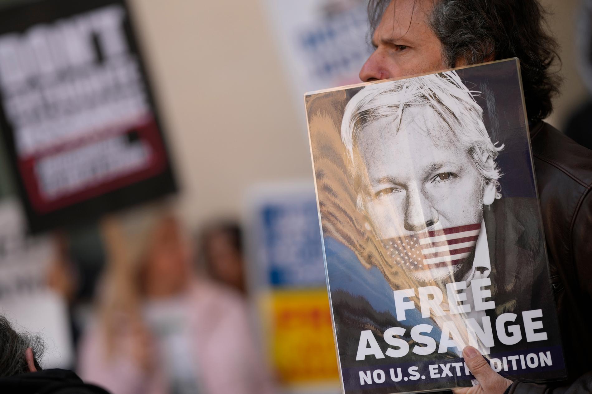 Bild från en manifestation i London, där demonstranter krävde att Julian Assange friges.