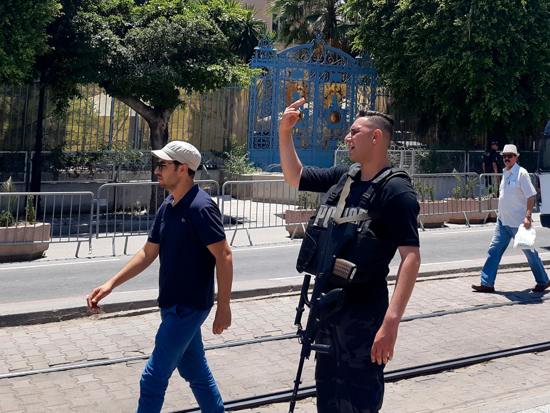 En polis har dött och ytterligare flera personer har skadats i två självmordsattacker i centrala Tunis.