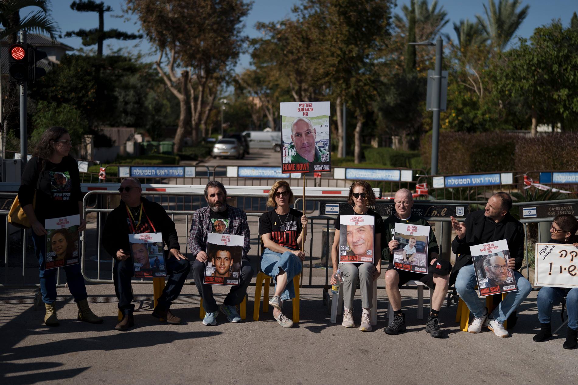 Anhöriga till gisslan protesterade utanför den israeliska premiärministern Benjamin Netanyahus privata bostad under lördagen.