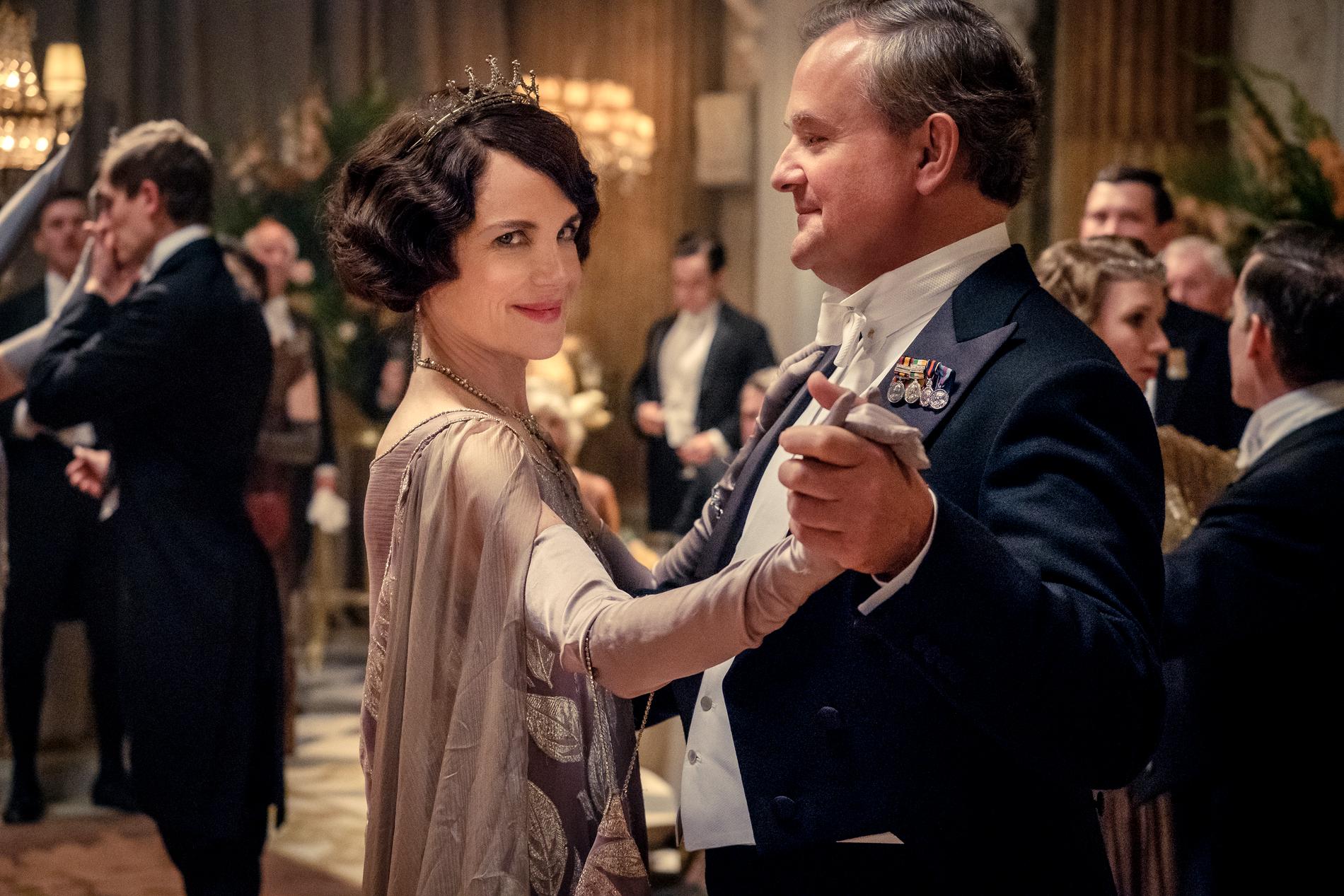 Elizabeth McGovern och Hugh Bonneville som Lord och Lady Grantham i biofilmen "Downton Abbey". Pressbild.