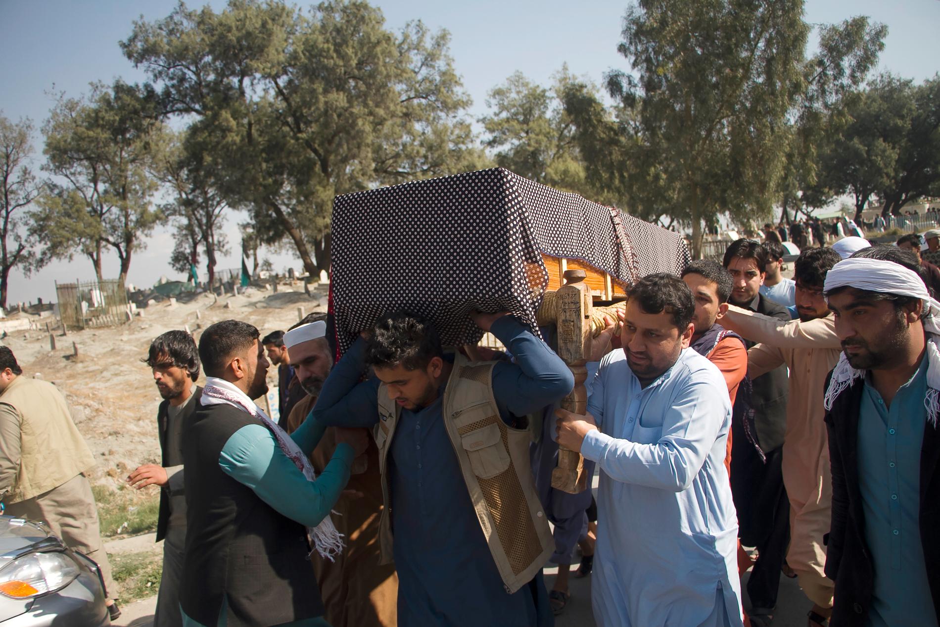 En av de kvinnliga tv-anställda som dödades i tisdags begravs i Jalalabad.