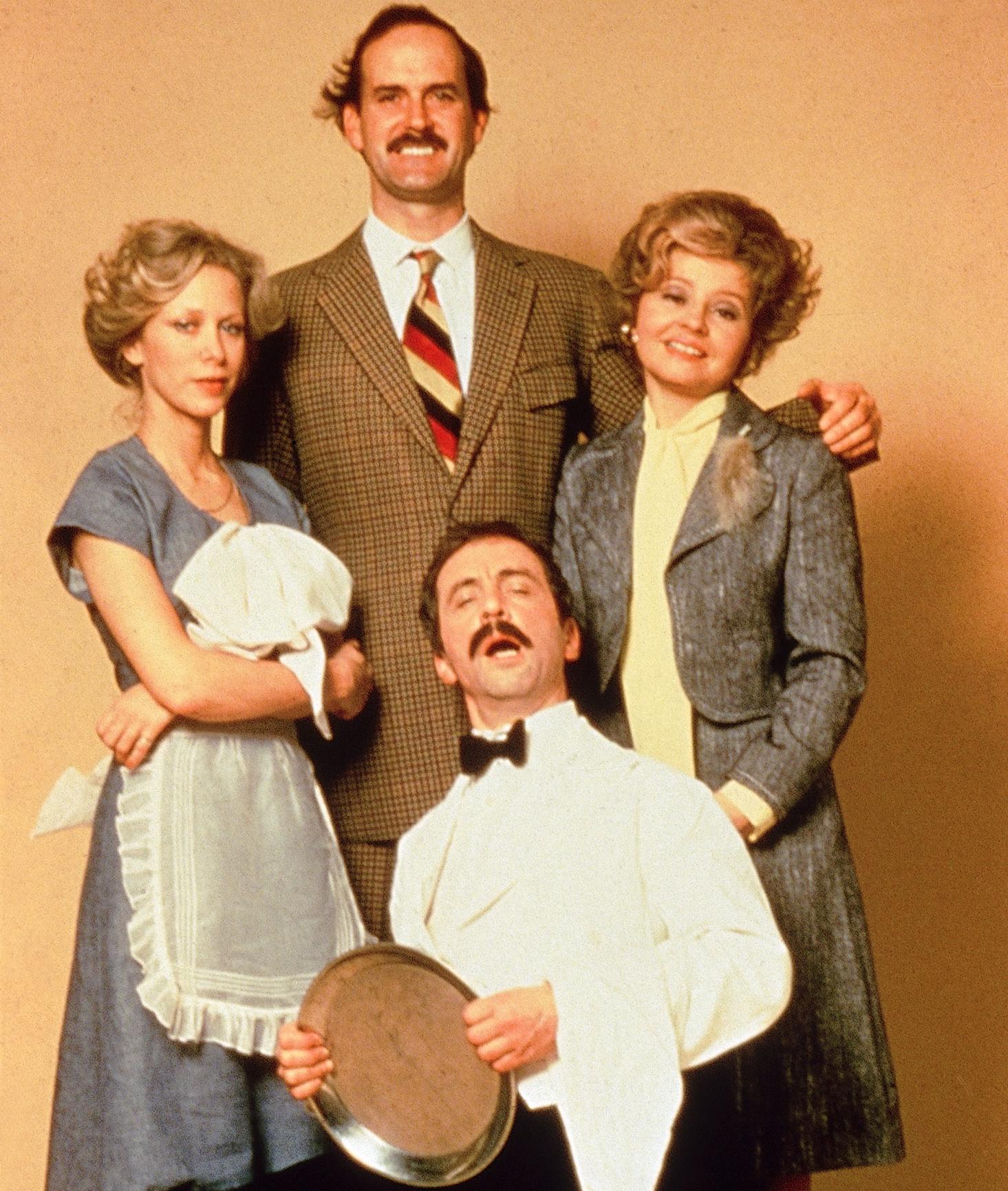 Connie Booth, John Cleese, Prunella Scales och Andrew Sachs i ”Pang i bygget”.