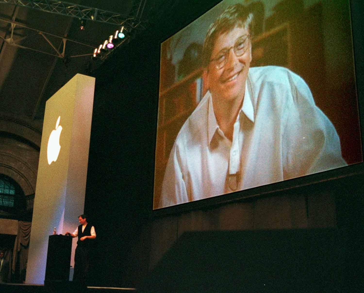 Giganterna Steve Jobs talar med Microsofts dåvarande vd Bill Gates under ett framförande i augusti 1997.