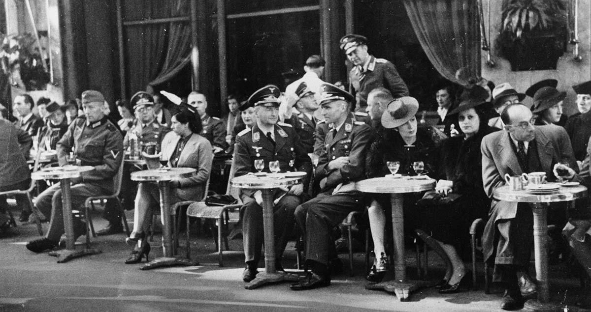 Tyska officerare i det ockuperade Paris 1940.