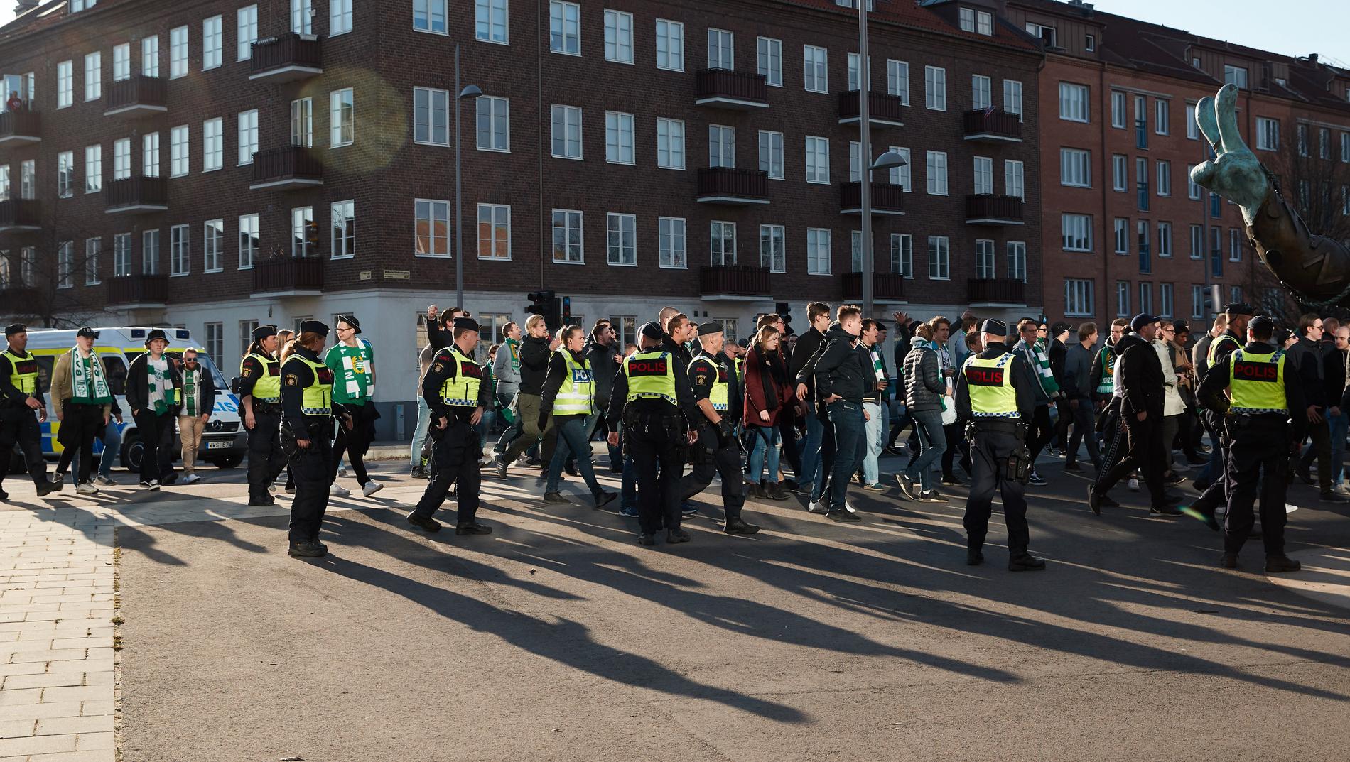 Hamarbyfans bevakas av polis innan fotbollsmatchen i allsvenskan mellan Helsingborgs IF och Hammary IF, den 15 april.