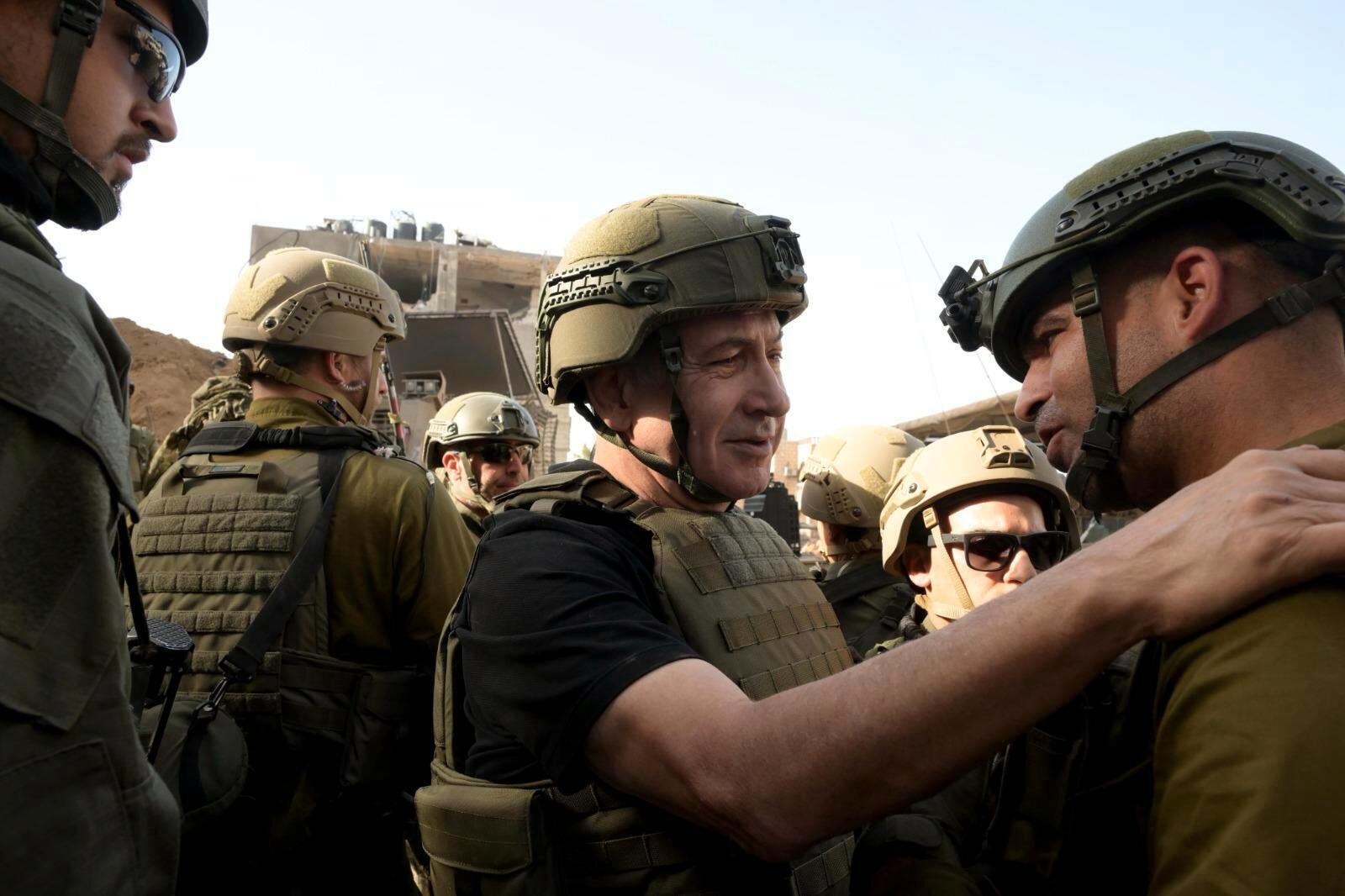 Israels premiärminister Benjamin Netanyahu fotograferas med israeliska soldater på Gazaremsan u