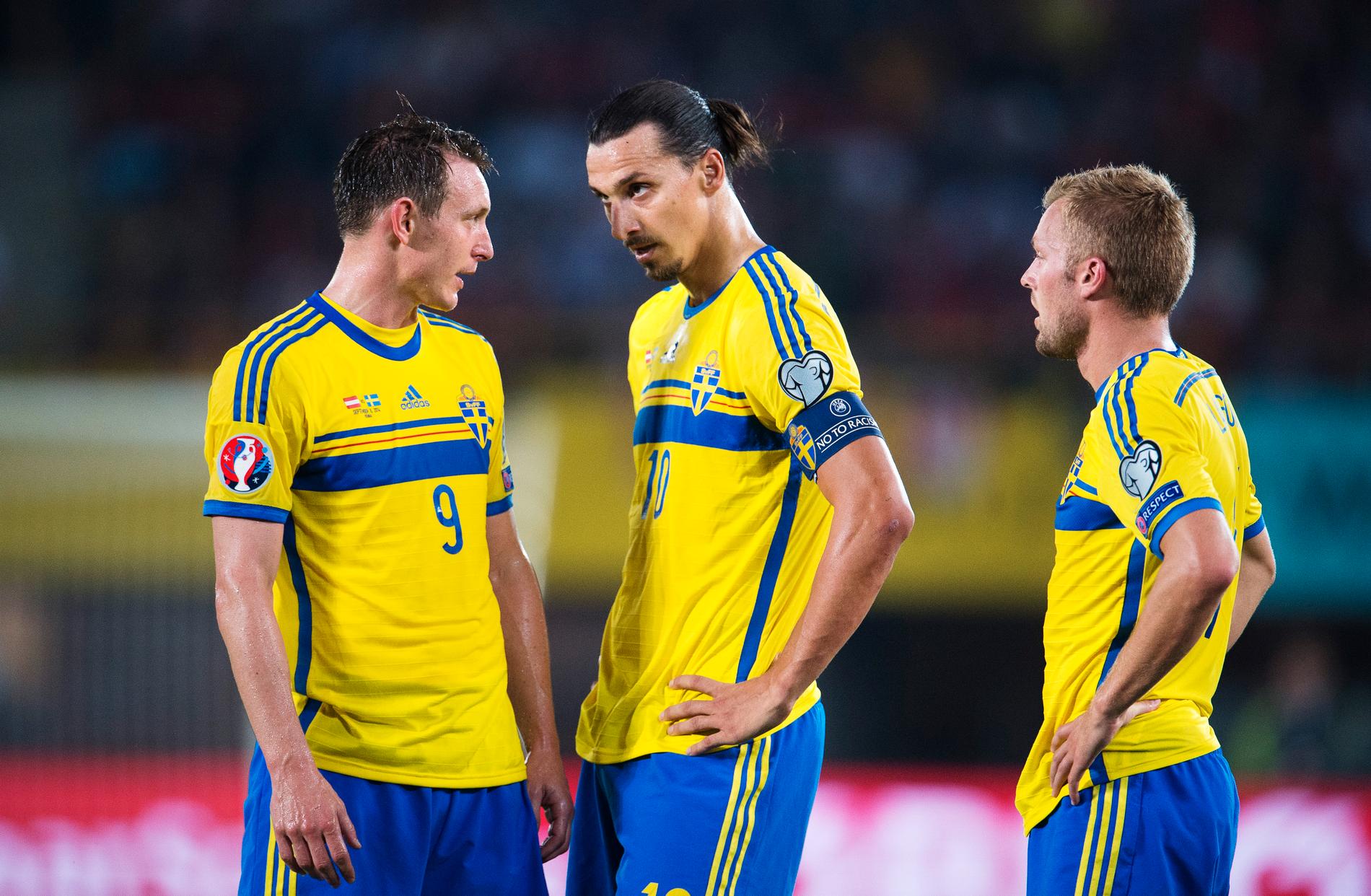 Källström, Zlatan och Sebastian Larsson diskuterar frispark i EM-kvalet mot Österrike. 