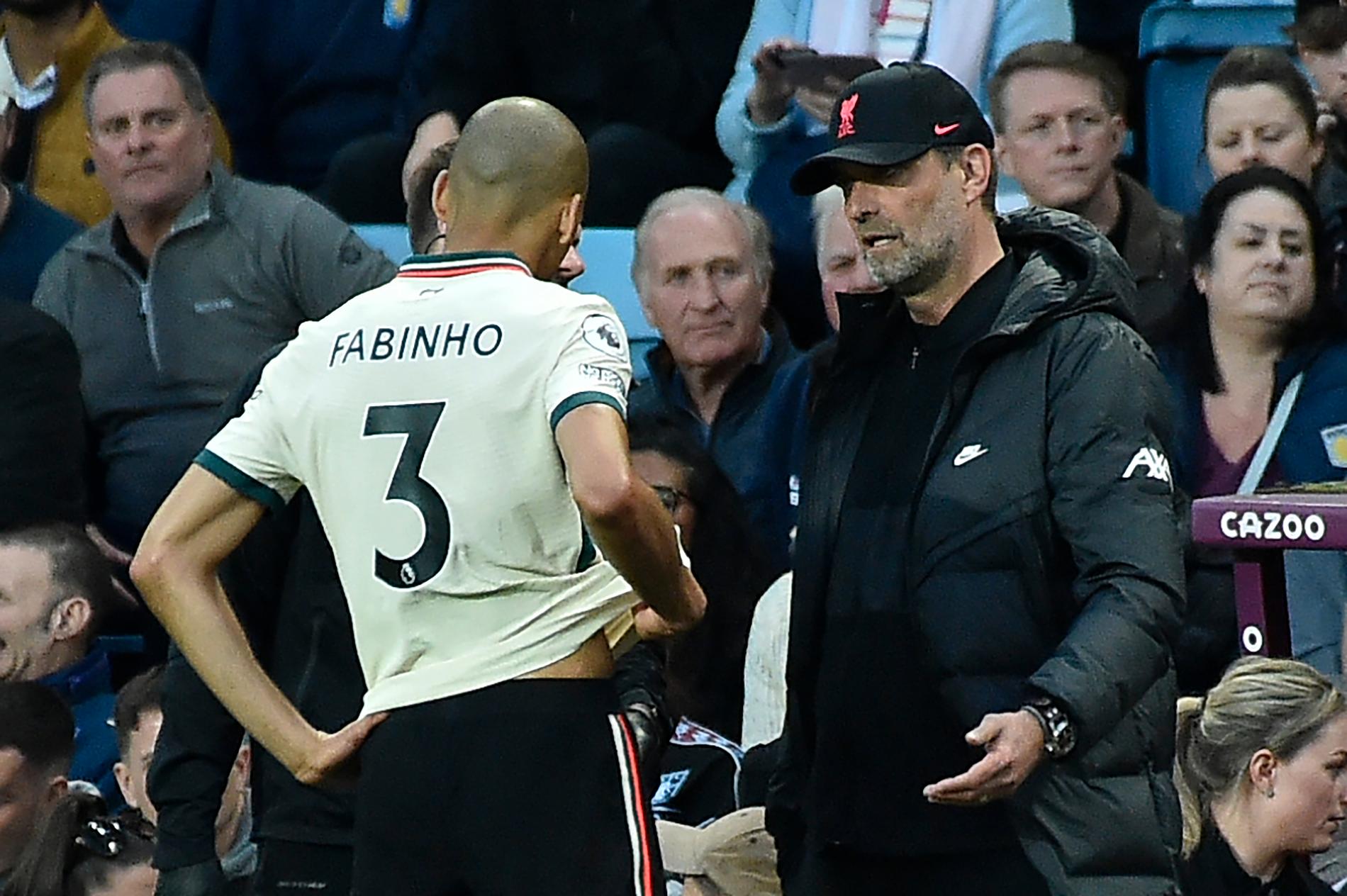 Liverpoolmittfältaren Fabinho blev skadad mot Aston Villa i tisdags. Här syns han i samspråk med tränaren Jürgen Klopp i samband med det.