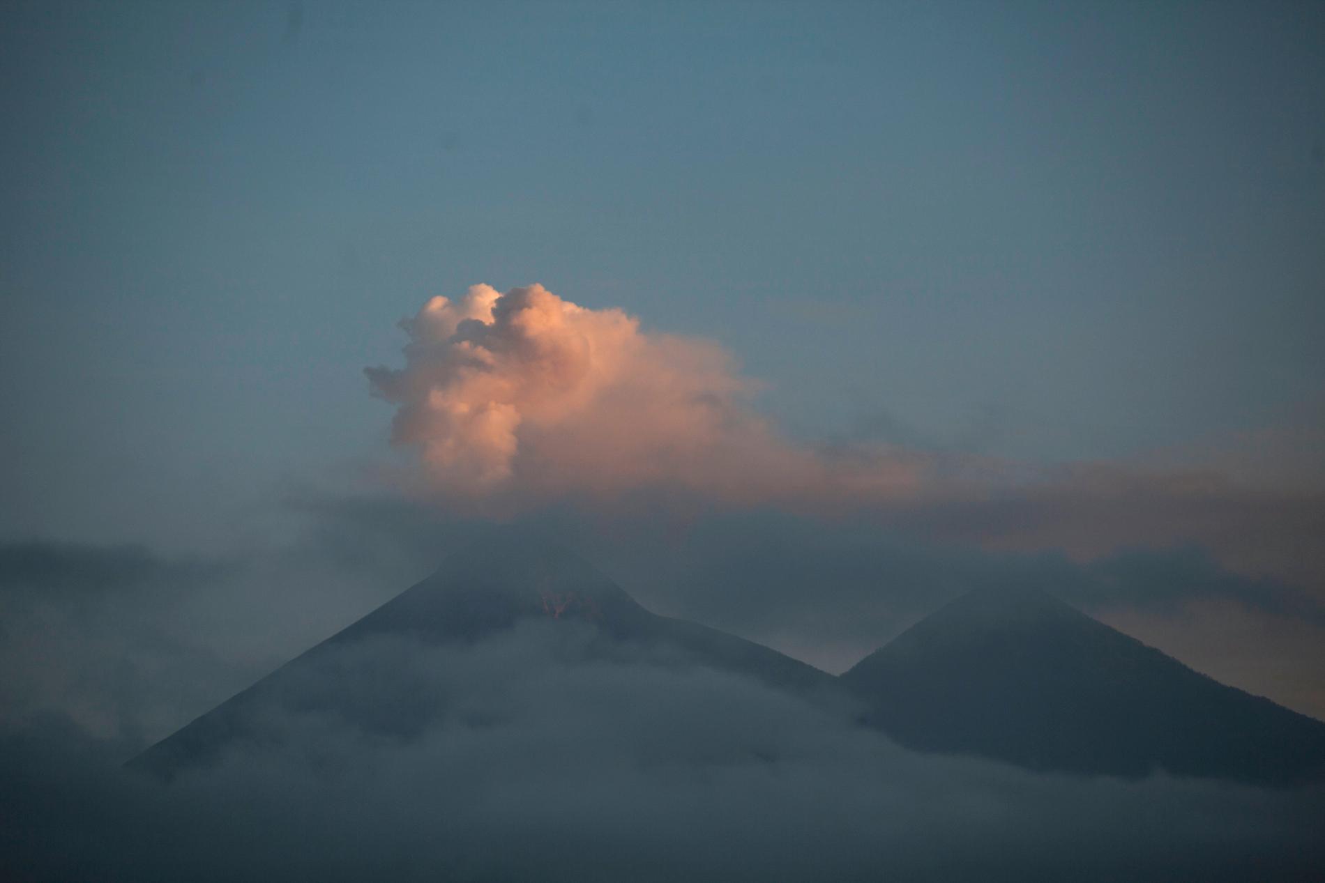 Ett askmoln ses stiga ur vulkanen Volcán de Fuego i södra Guatemala.