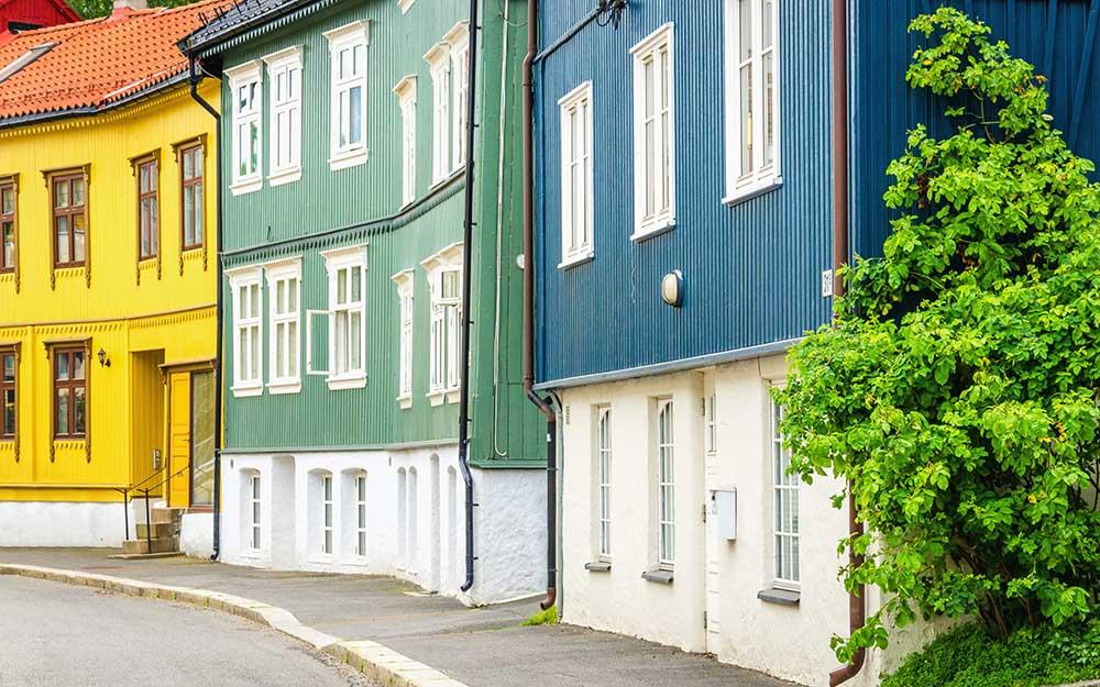 Vill du ha en riktigt trähusidyll ska du åka till Rodeløkka. Där hittar du trähus med vackra utsmyckningar i olika färger från 1860 – 1870 