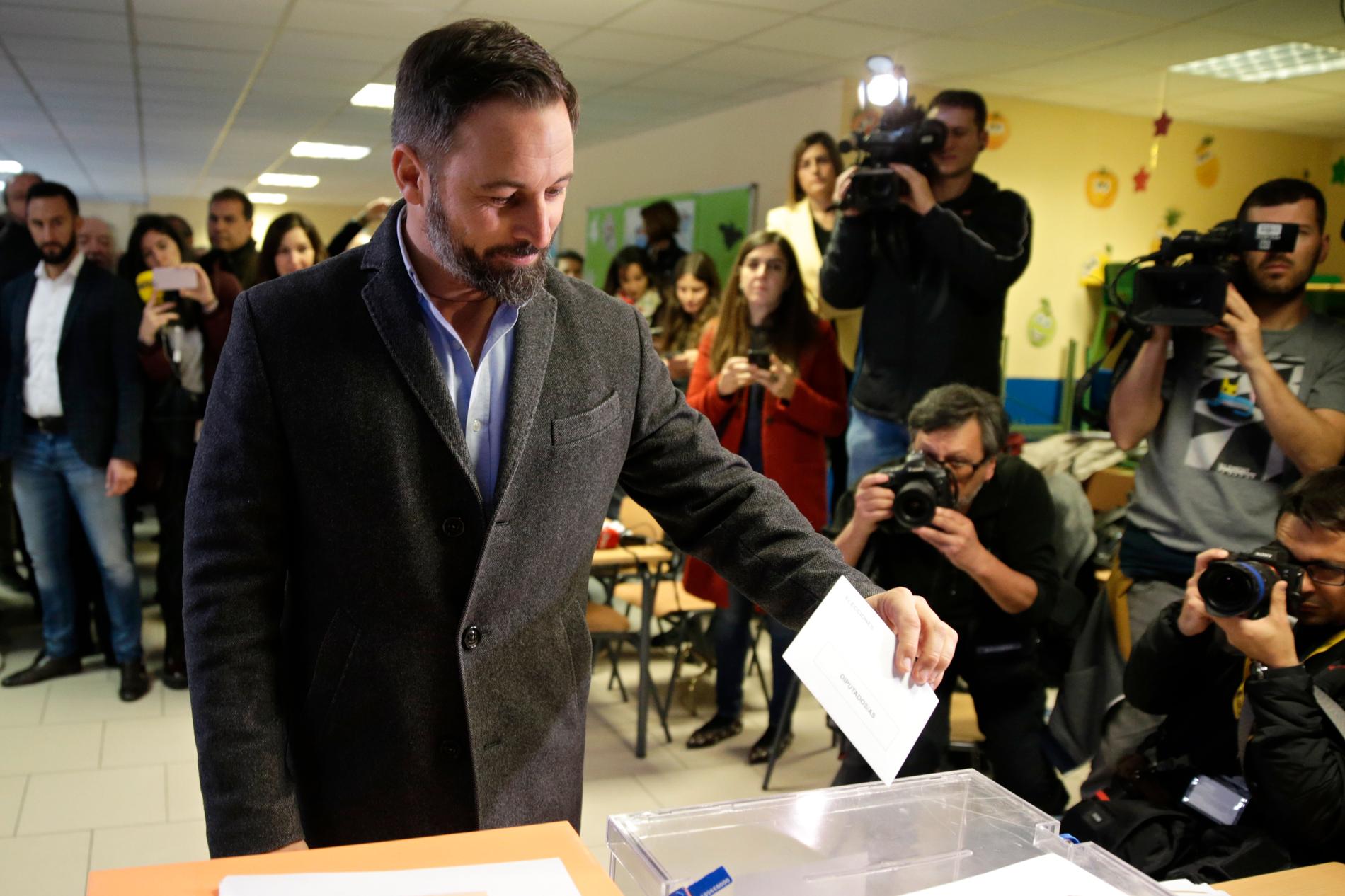 Santiago Abascal, som leder ytterhögerpartiet Vox, kan blir den store segerherren i söndagens spanska nyval. Här röstar han i Madrid.