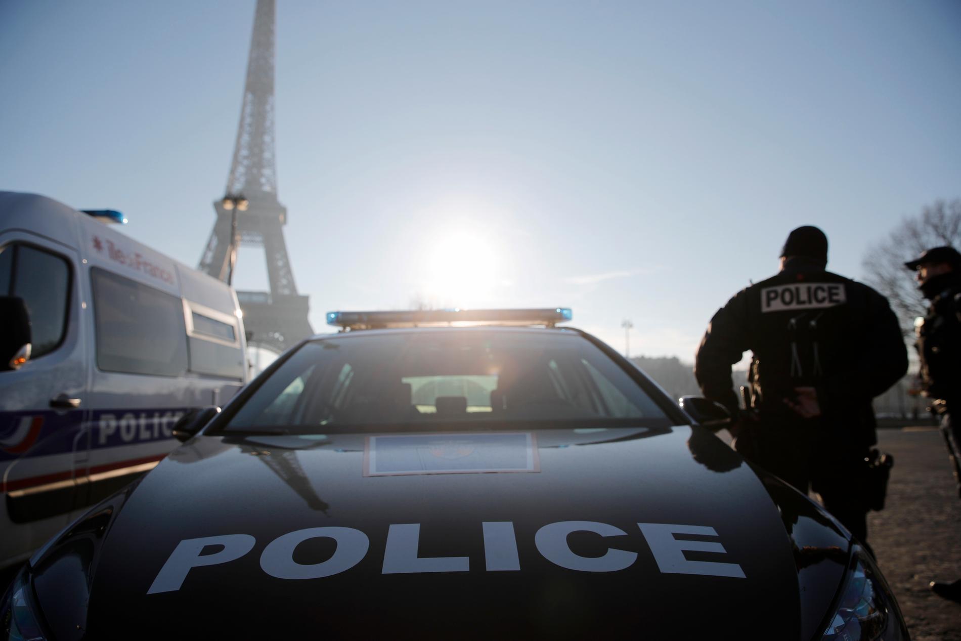 Franska poliser nära Eiffeltornet i Paris. Arkivbild.