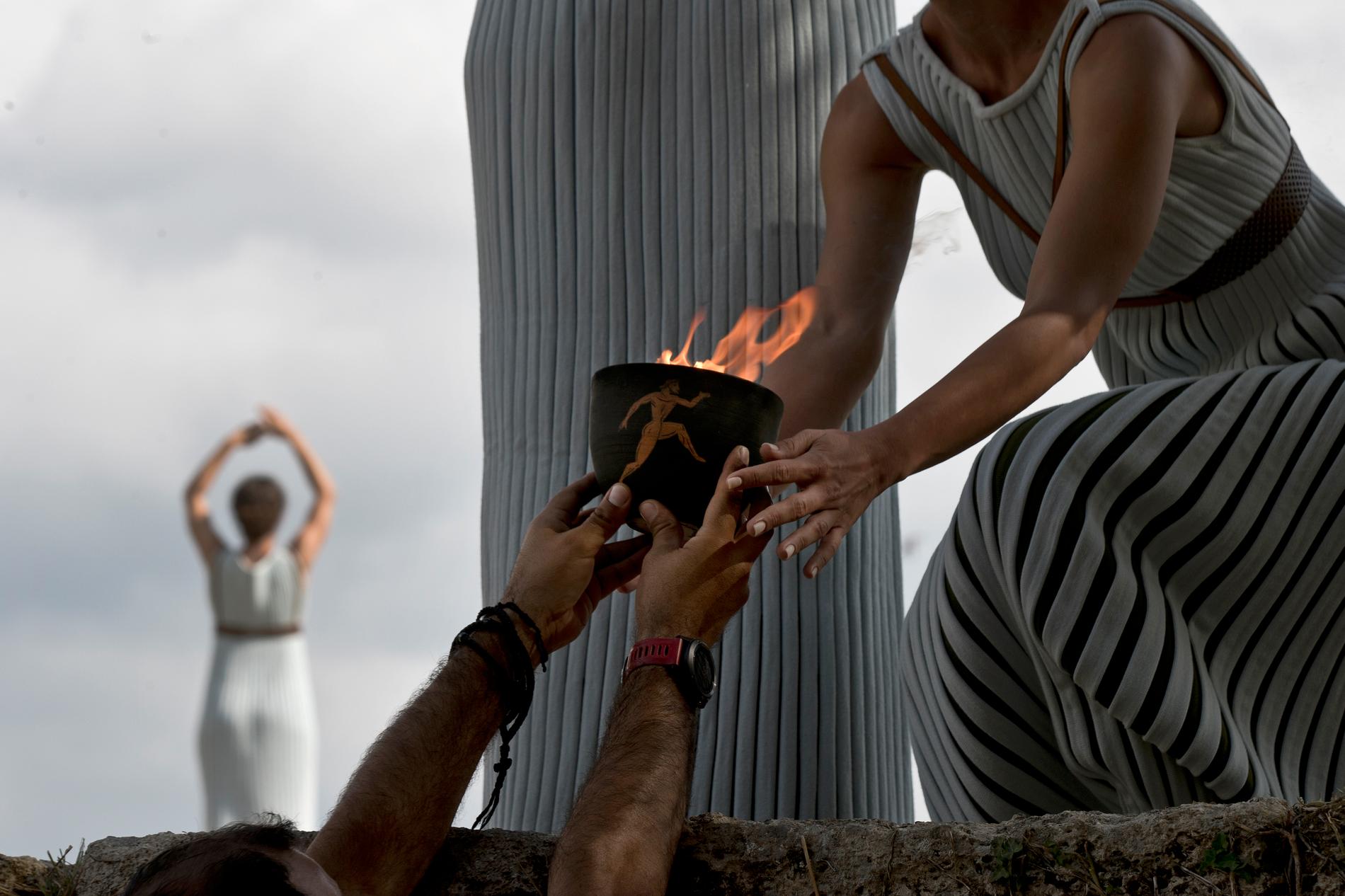Tändandet av den olympiska elden repeterades i Olympia dagen före ceremonin.
