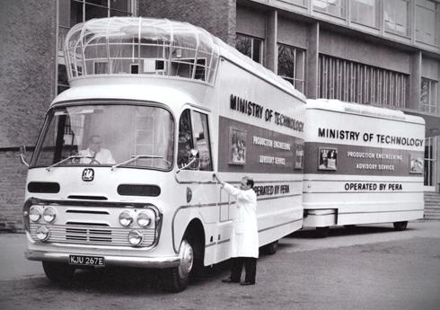 Så såg det ut på 1960-talet när bussen skulle ut på turné. Foto: Vintage Mobile Cinema