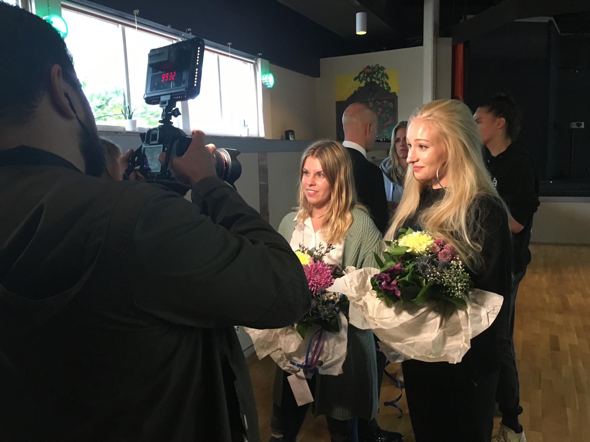 Emma Blomdahl och Julia Östfeldt från föreningen Tillsammans pratade tidigare under dagen på scenen om sina erfarenheter av sexuellt våld.