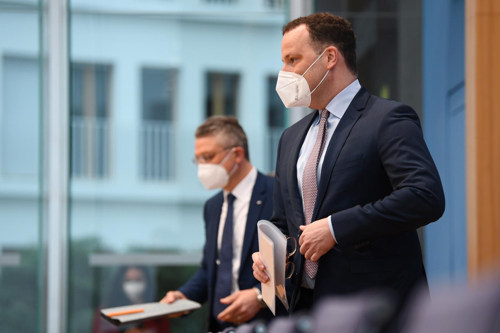 Tysklands hälsominister Jens Spahn (till höger) och smittskyddschefen Lothar Wieler levererar hoppfulla budskap om virusläget i landet.