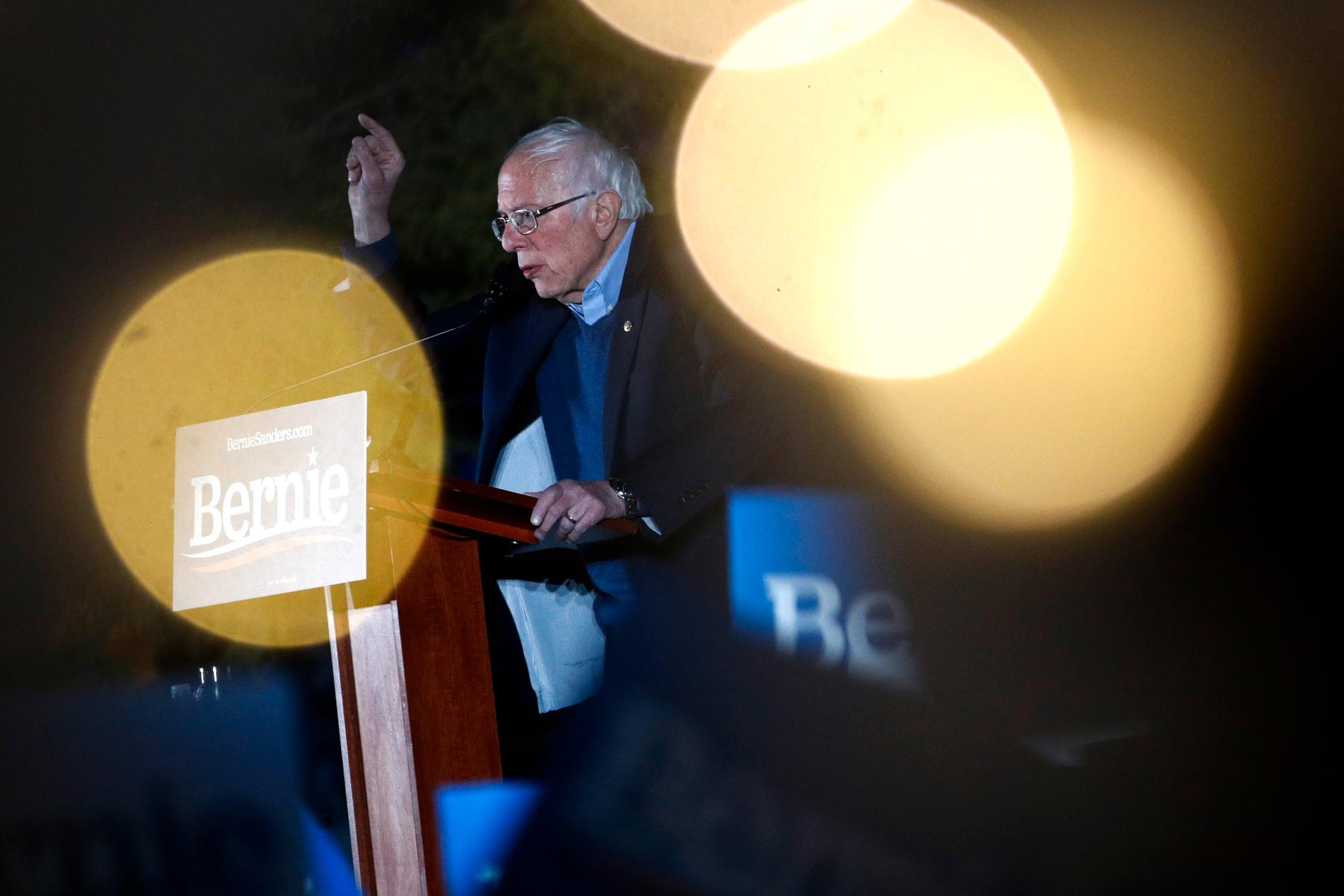Vermontsenatorn Bernie Sanders har seglat upp i topp i opinionsmätningarna inför nomineringsmötet i Nevada.