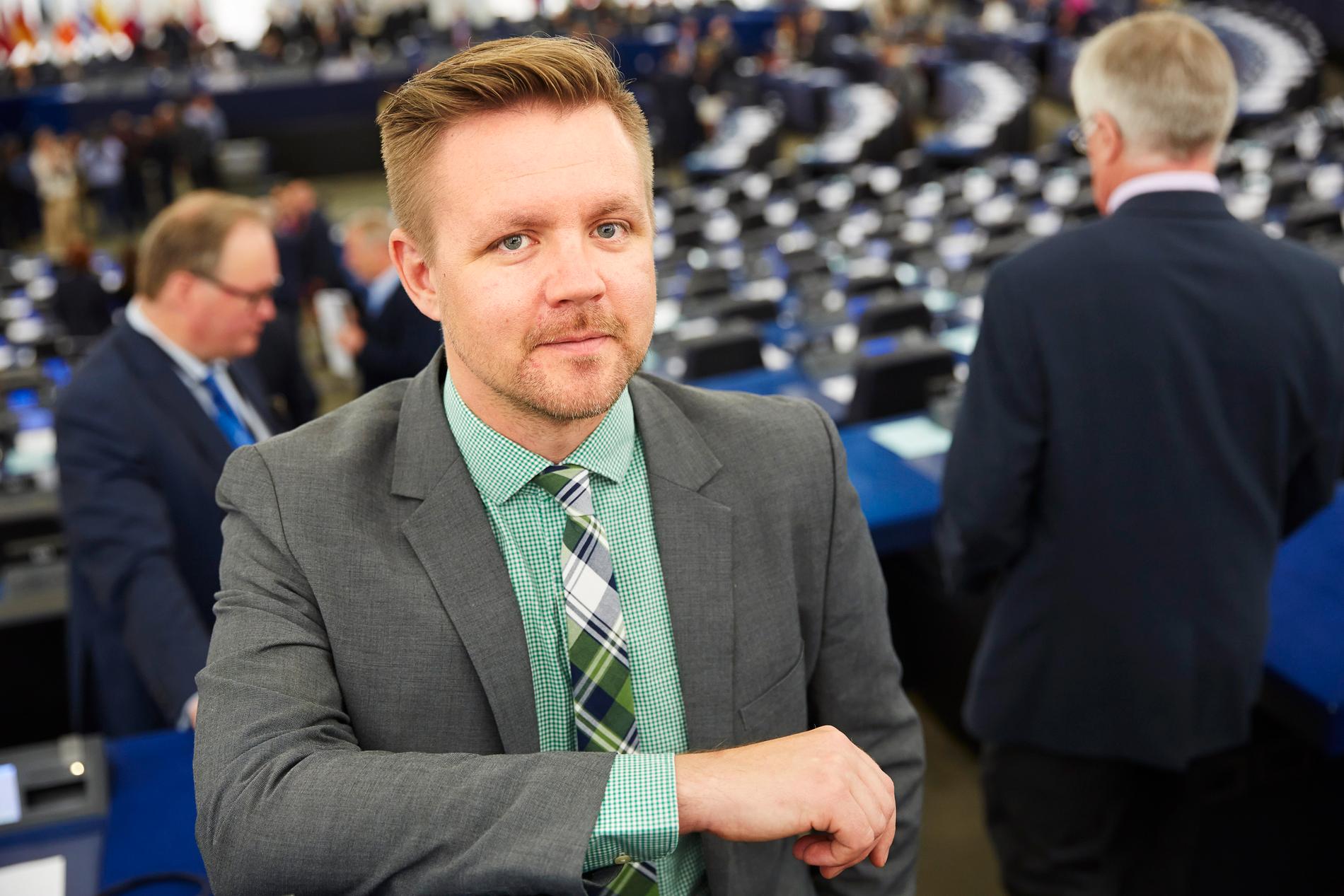 Fredrick Federley (C) i EU-parlamentet i Strasbourg. Federley är en av de politiker som riktat stark kritik mot det förslag som nu har röstats ned.